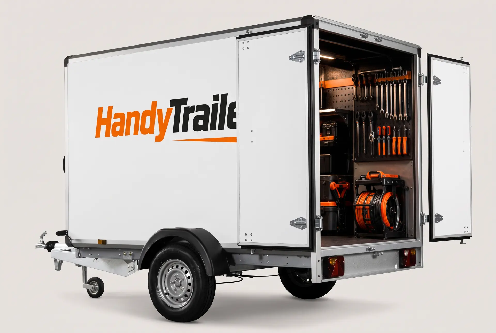 Hvid Tømrertrailer med åbne bagdøre og HandyTrailer-branding